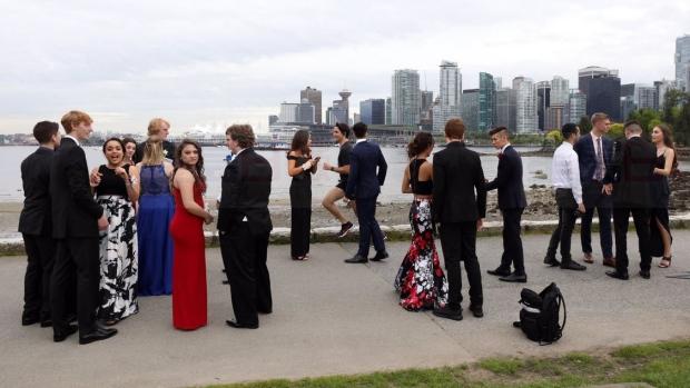 全自然搶鏡頭！高中畢業會上總理隨意慢跑經過……