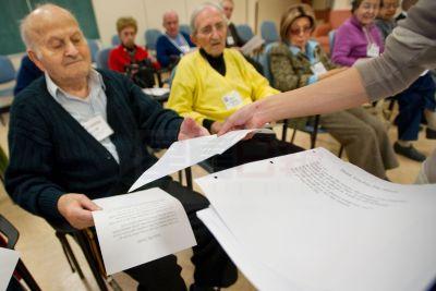 銀行統計：加拿大人自己掏荷包照顧長者使費330億