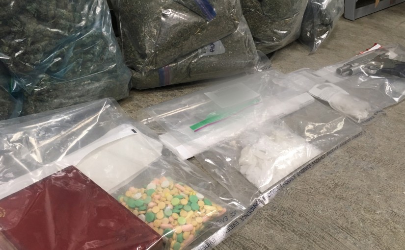 卑詩省素里市警方破獲一個犯罪集團 搜出大量毒品和武器