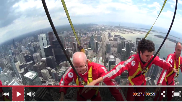 父親節 老人懸掛CN塔116層樓外慶祝97歲生日
