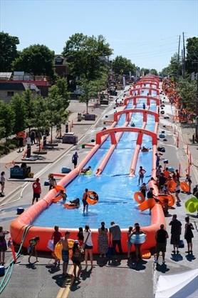 約克區週末有大型滑道遊戲 全家一起滑起來