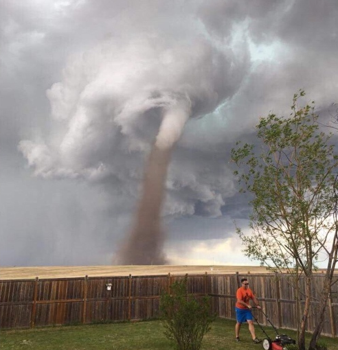 身後就是龍捲風 加國男子淡定割草