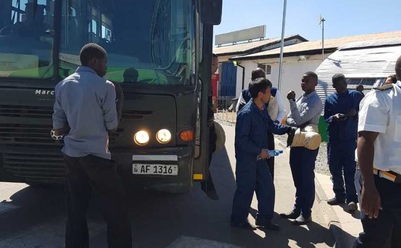 31名在讚比亞遭關押中國公民獲釋 乘飛機回國