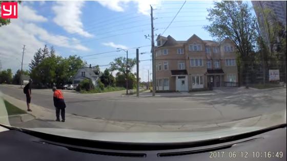 “滾開，白人的猴子！” 萬錦男子對華裔老人惡語相加