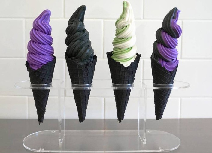 木炭冰激凌登陸多倫多！從頭黑到腳，你敢吃嗎？