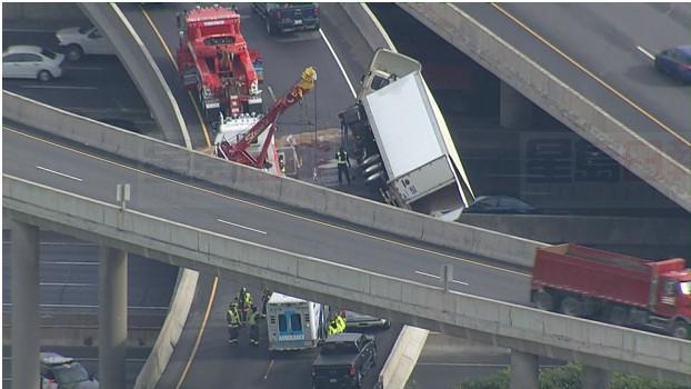 卡車翻車 401高速部分路段關閉