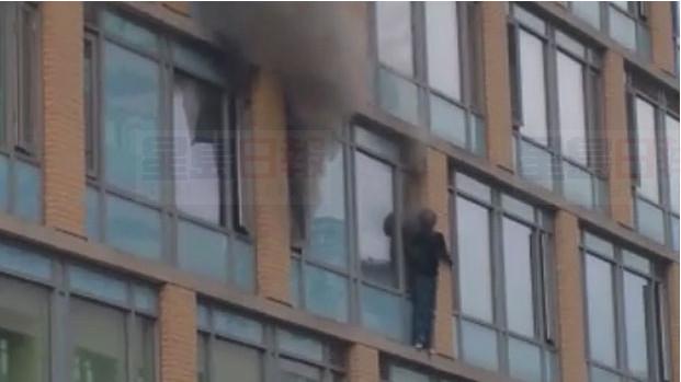 多倫多市中心火災 男子掛窗外被救出