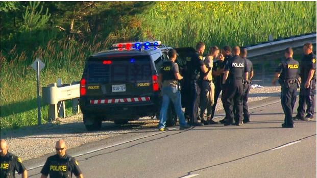 高速400上演速度與激情！多輛警車追捕槍擊案嫌犯