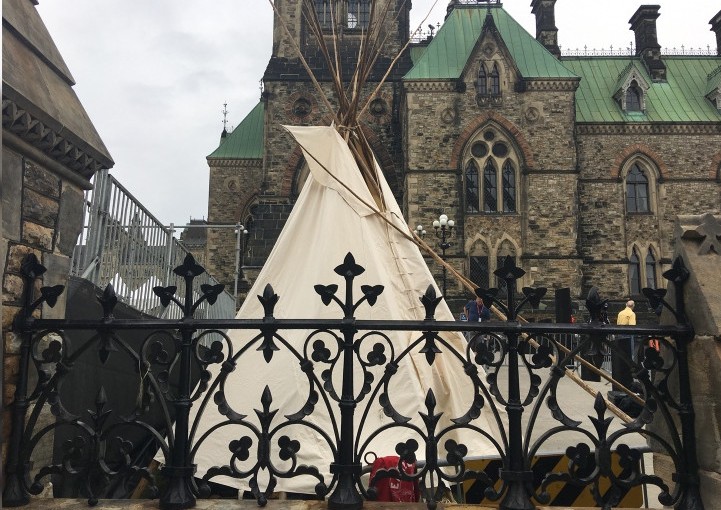 原住民在國會山搭起帳篷 為期四天的抗議開始