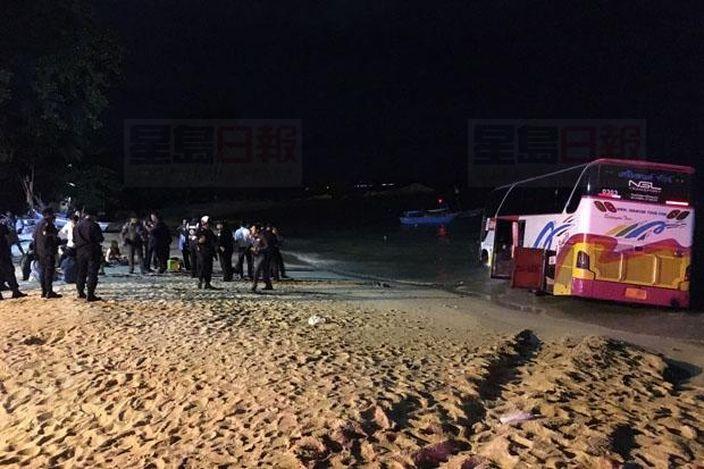 泰旅巴失控衝入海 34華客輕傷有人嚇暈