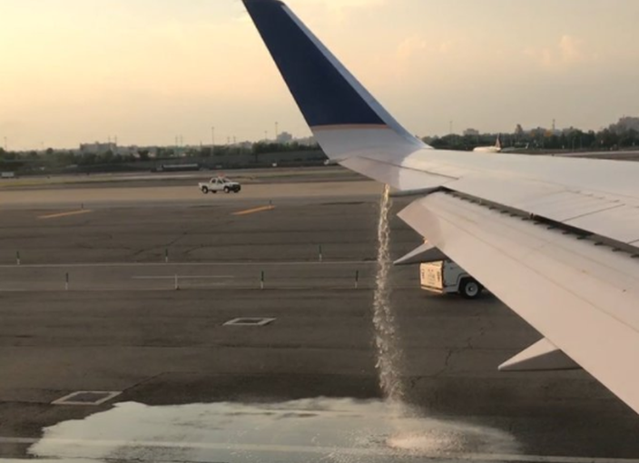 聯航客機起飛前漏油 機組人員一度無視乘客通報