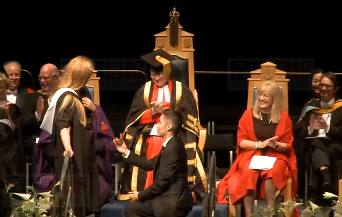 畢業禮男友上台求婚 女友無表情