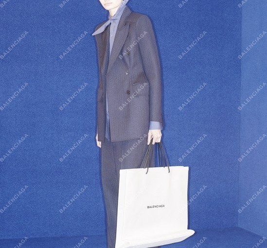 繼IKEA令人不懂的時尚後Balenciaga也緊跟腳步