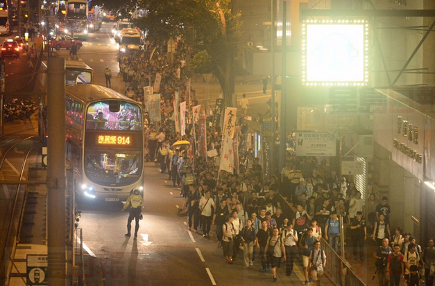 香港過百人64晚會后遊行 警方先舉黃旗后放行