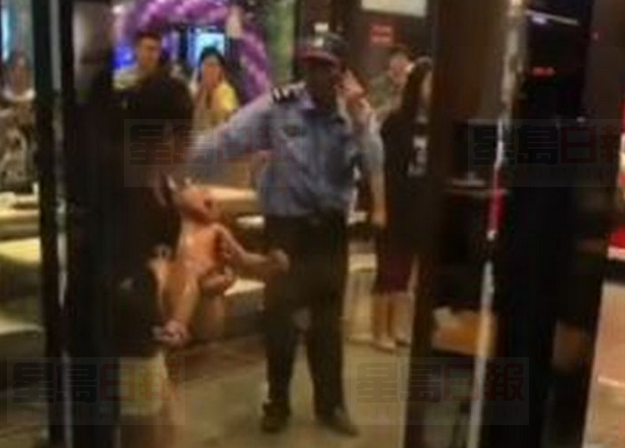 KFC爆水管狂噴滾水 無助母抱燙傷女童痛哭