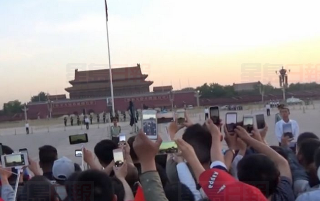 天安門廣場升旗如常 死者家屬監控下祭祀