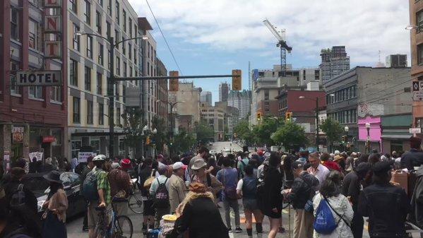 數百人溫市中心東端巴爾莫拉爾酒店外抗議