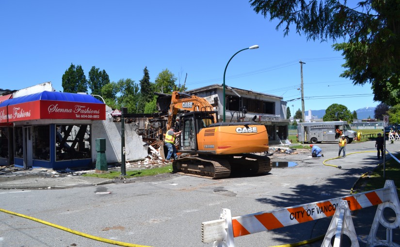 溫西克里斯戴爾區三級大火現場 推土機清除危險結構