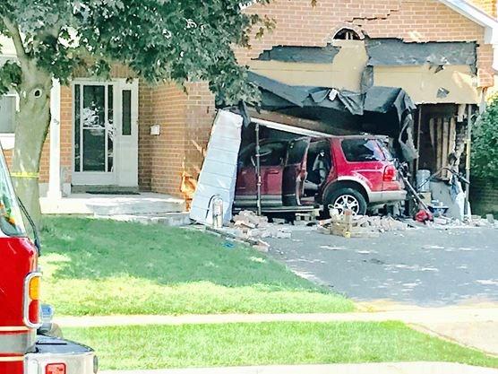 SUV沖進新紐馬克特市一座房屋