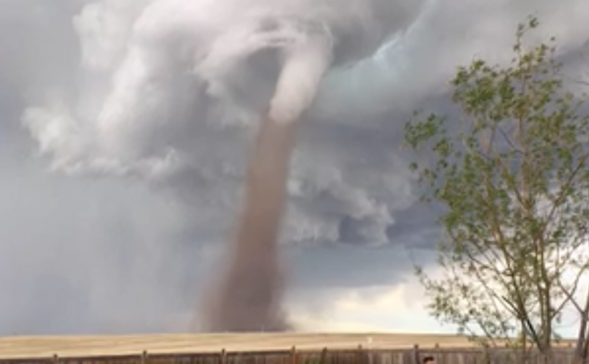 身後就是龍捲風 阿爾伯塔男子除草照片走紅