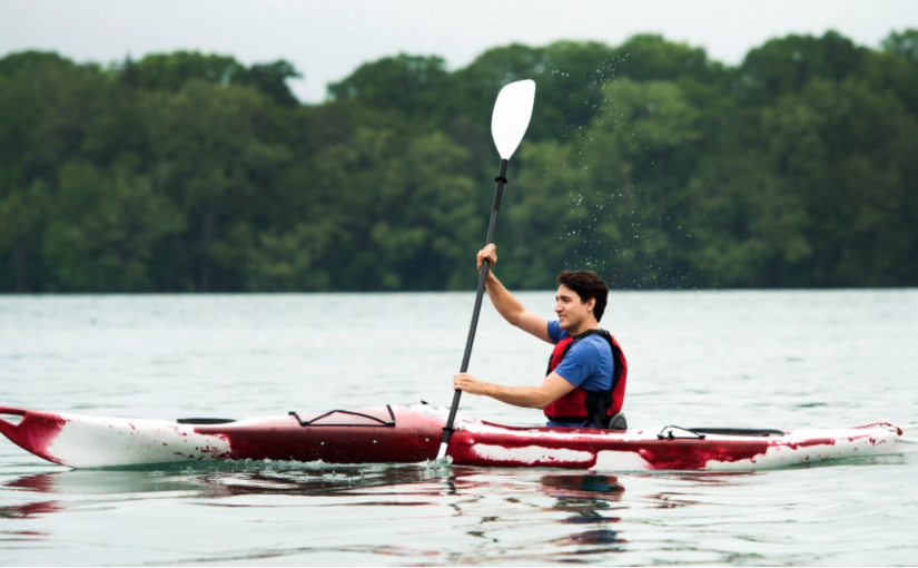 特魯多環境日划船 於河邊家庭相談甚歡