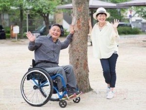 日本香草航空 要求輪椅作家自行”爬上”飛機