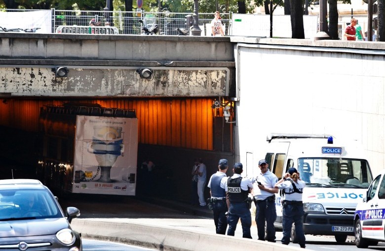 法國觀光大巴太高被隧道“削頂” 1中國遊客受傷