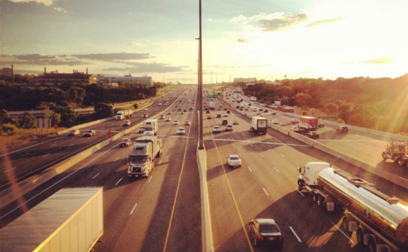 清晨404高速多車相撞 16街附近封路