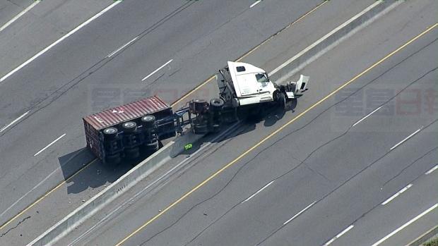 QEW有毒氣體卡車側翻後重新開放