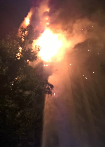 倫敦大火中母親把孩子從窗戶扔下 撿回一命