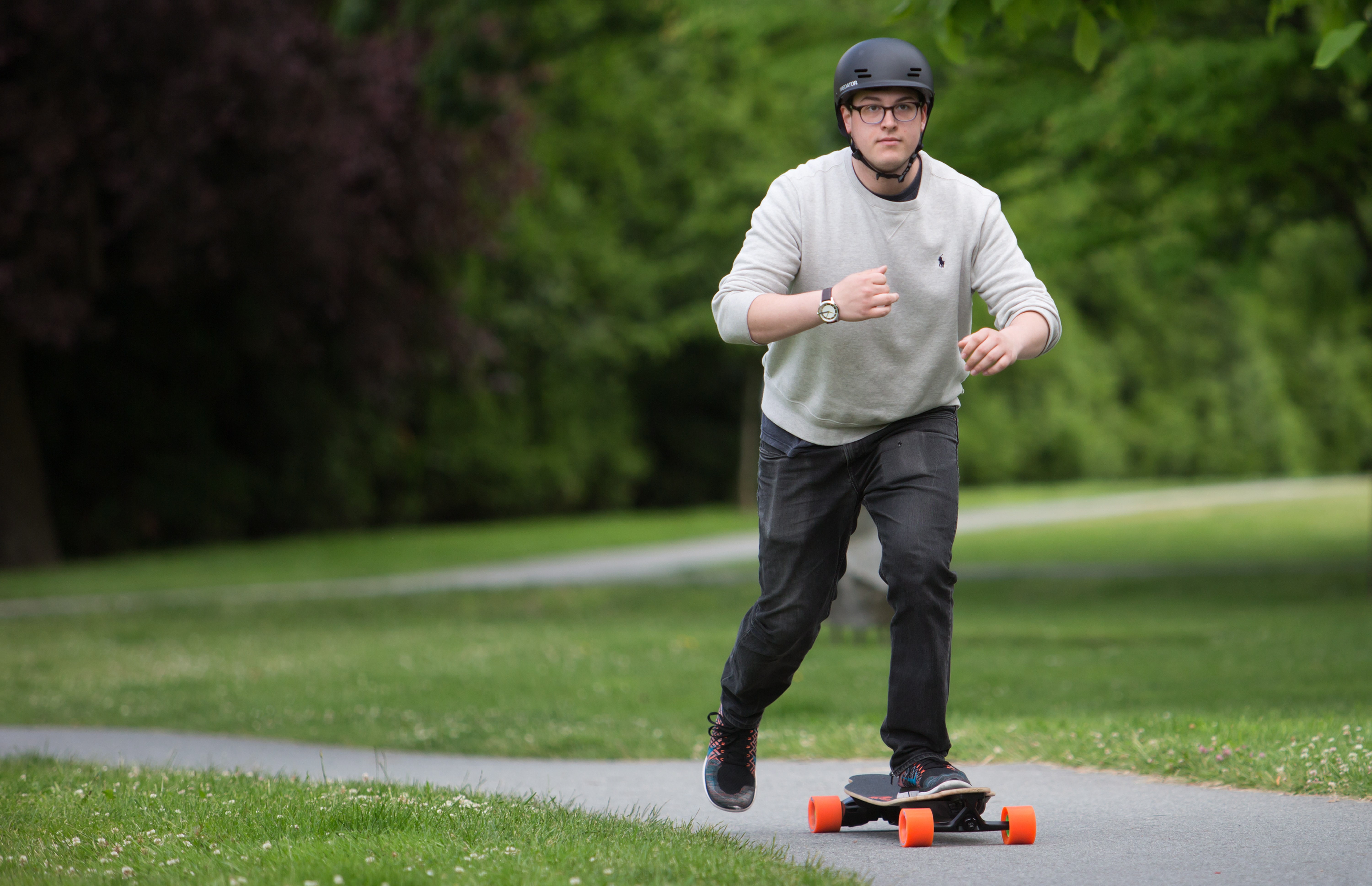 溫漢街上玩電動滑板　罰款598元