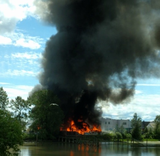 卑詩省列治文Mitchell Island發生大火 未有受傷報告