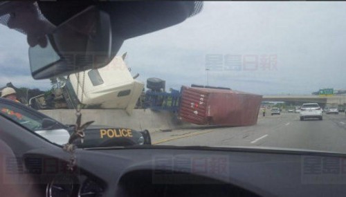 QEW車輛翻覆 溢出有毒氣體