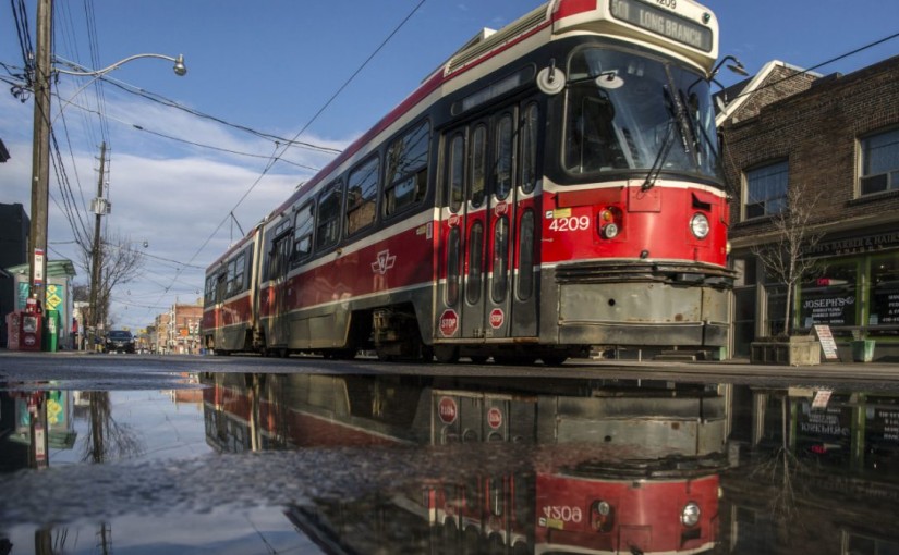 皇後街車或將永別？多倫多市議會討論永久用巴士取代