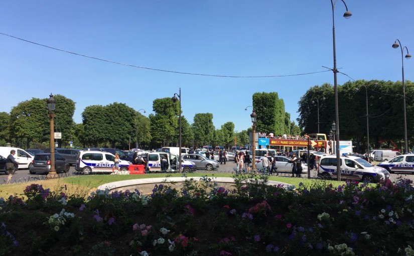 巴黎香榭麗舍大道 汽車撞警車爆炸起火