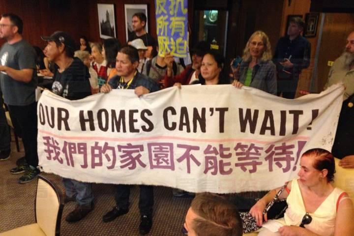 無家可歸者及關注團體闖入溫哥華市議會抗議 要求盡快解決危機