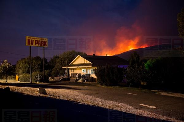 卑詩山林大火全省緊急狀態 現場火光熊熊