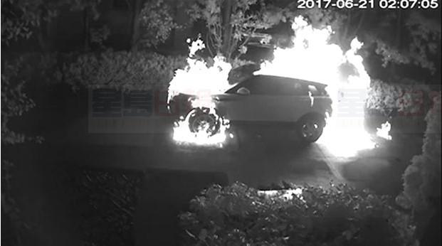 多倫多竟有人在別人家門口公然點火燒車！