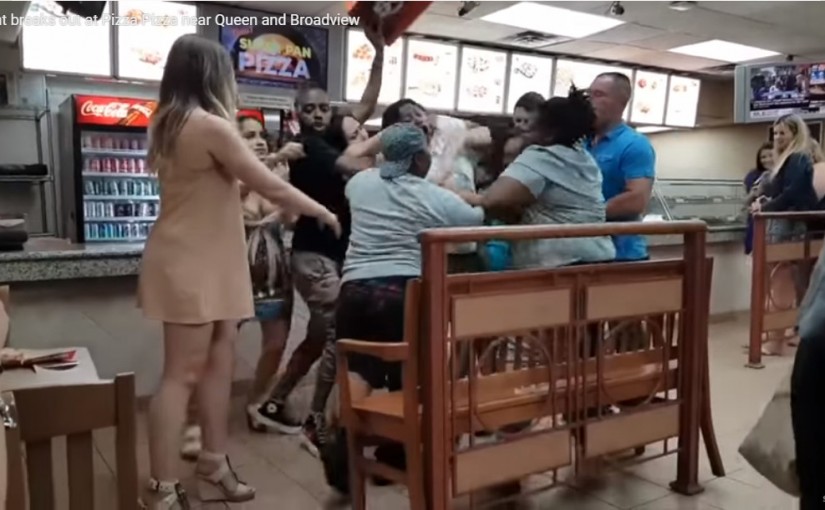 多倫多披薩店內凌晨打群架