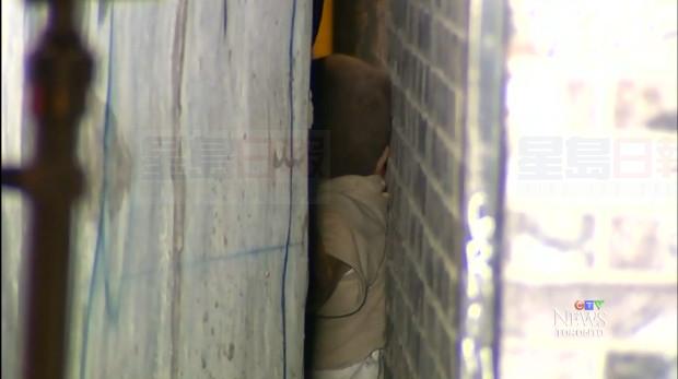 驚險！男子被卡兩墻之中 五小時後被救出