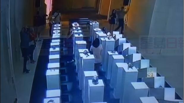 畫廊里這張價值20萬的昂貴自拍原來是因為…