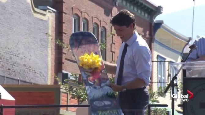 總理杜魯多巡視卑詩省內陸山火災情 承諾聯邦政府會協助災民