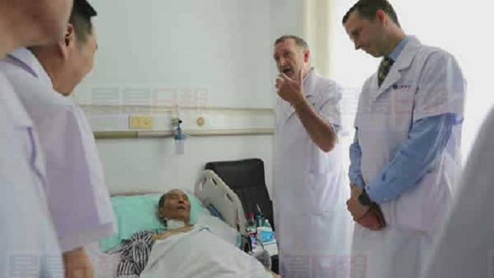 劉曉波病榻照曝光 院方：國外無更好治療辦法