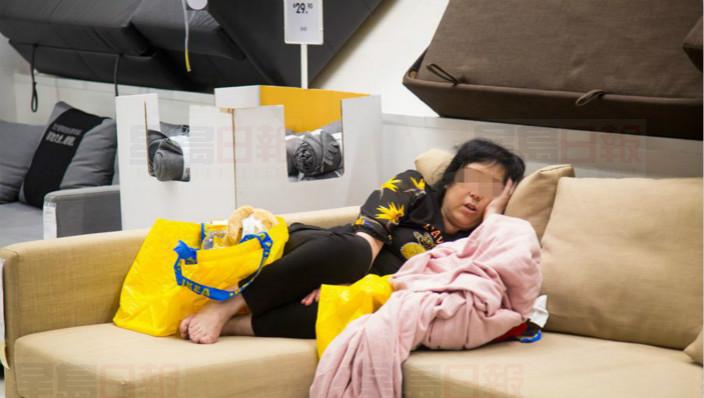 大媽脫光鞋襪直接躺 中國IKEA成「避暑勝地」