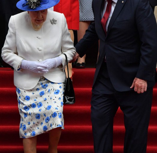 怕英女王跌倒攙扶 加拿大總督犯大忌