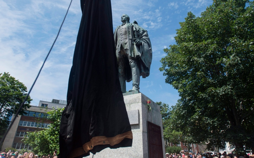 曾懸賞頭皮 哈利法斯創始人雕像被塗鴉破壞