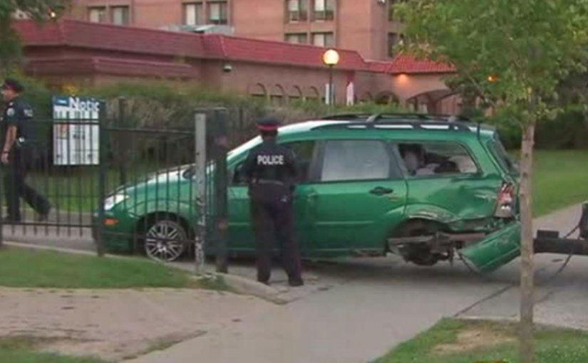 男子撞車后槍指欲幫助路人 持槍搶車逃逸