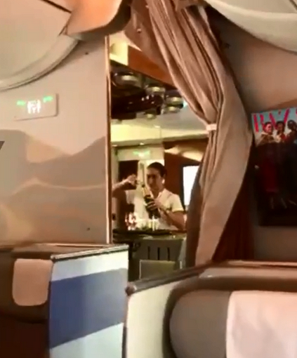 空姐疑回收未喝完香檳 阿聯酋航空展開調查