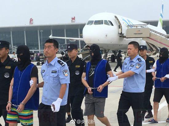 14名電信詐騙嫌犯從柬埔寨被押解回國 3人爲台灣籍