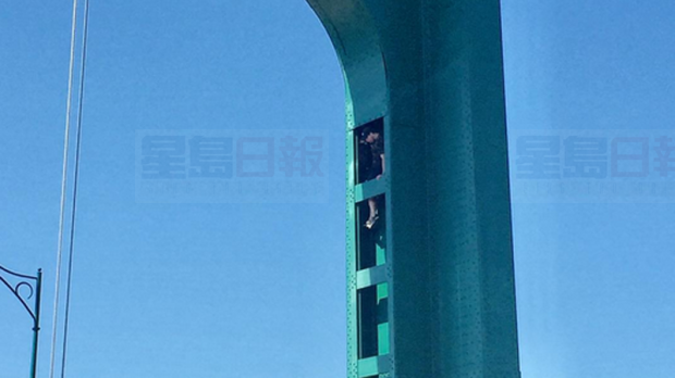 溫哥華警方在獅門橋攀爬拍照的美國遊客